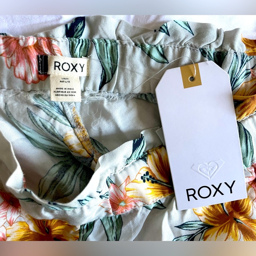 NWT:Roxy Shorts Tropical Colors